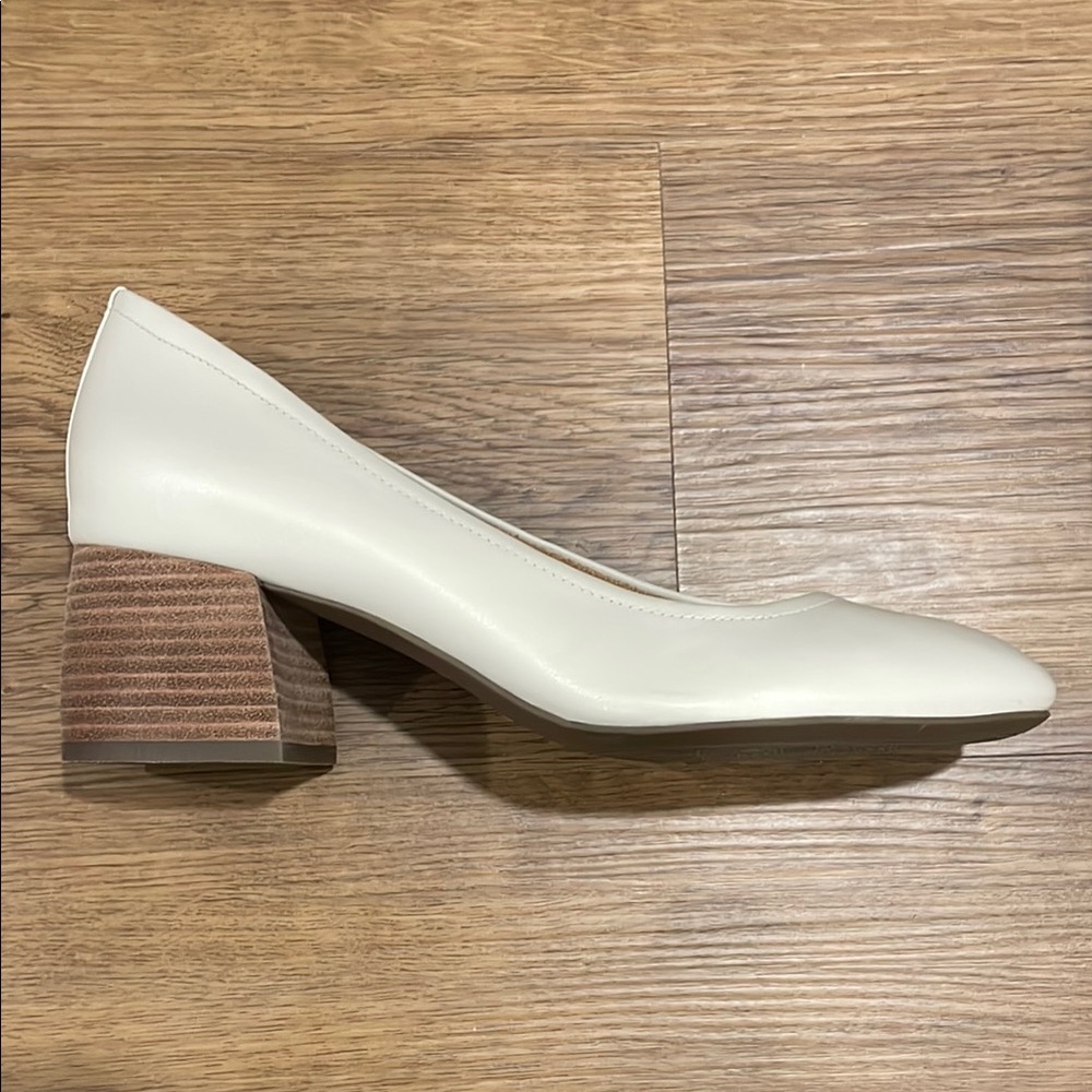 Vionic Women's Ivory Pumps